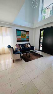 a living room with a couch and a chair at Casa a 2 minutos de la playa en playa mendoza in Tubará