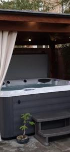 ギブソンズにあるSEAS THE DAY house hot tub pet friendly bbq location location locationのストーブの前に置かれた小さな木