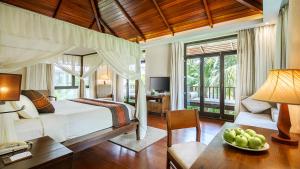 Una televisión o centro de entretenimiento en Sanya Yalong Bay Villas & Spa