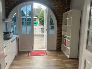a kitchen with an open door with a red rug at Mains Rd 3人大房只和一个房间合用卫浴M5 in Brisbane