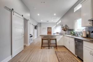 Køkken eller tekøkken på Modern Adorable Arboretum bungalow