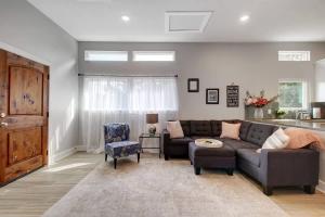 Et opholdsområde på Modern Adorable Arboretum bungalow