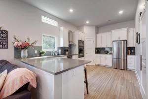 Køkken eller tekøkken på Modern Adorable Arboretum bungalow