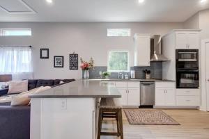 Køkken eller tekøkken på Modern Adorable Arboretum bungalow + 18 billeder