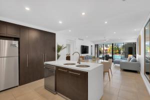 una cucina a pianta aperta e un soggiorno in una casa di Lagoon Sanctuary - Resort Living by Four Mile Beach a Craiglie