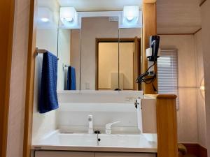 un baño con lavabo y espejo en ヴィラ マイラニハウス沖縄, en Hamakawa 51 fotos más