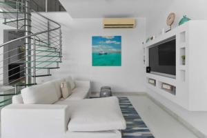 Μια τηλεόραση ή/και κέντρο ψυχαγωγίας στο Ocean View Mansion 8 min to Palm Beach