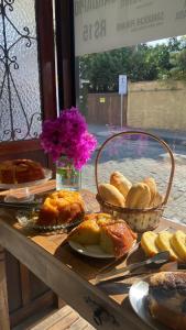 - une table avec du pain et des paniers de nourriture dans l'établissement Casa Maré, à Búzios