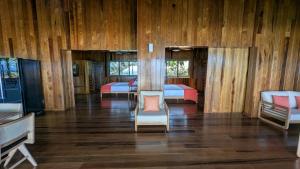 Una habitación con tres camas y una silla dentro. en Turtle Beach villa, Private beach, en Woodford Hill 4 fotos más