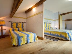 Un dormitorio con dos camas y un espejo. en Gîte de montagne à Ferrières-sur-Sichon, animaux admis, proche de Vichy - FR-1-489-41, en Ferrières-sur-Sichon