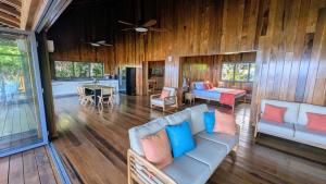 una sala de estar con un sofá y una mesa en Turtle Beach villa, Private beach, en Woodford Hill