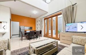 Μια τηλεόραση ή/και κέντρο ψυχαγωγίας στο Newly Large Villa 3BR Dago Bandung by 2ndHome