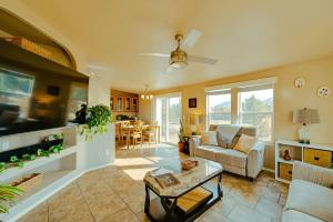 Χώρος καθιστικού στο Scenic Grand Canyon Hideaway 2BD Superhost