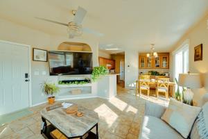 Μια τηλεόραση ή/και κέντρο ψυχαγωγίας στο Scenic Grand Canyon Hideaway 2BD Superhost +19 φωτογραφίες