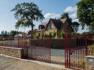 Saint-Denis-de-VillenetteにあるMaison de Charme à St Denis - Jardin et Parking - 4 Chambres - FR-1-497-115の家の前の赤門
