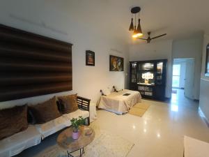 Χώρος καθιστικού στο Home Stay 2 with Giriraj View I On Parikrama Marg I 5 mins to ISKCON & Daan Ghati
