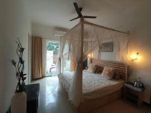 Ένα ή περισσότερα κρεβάτια σε δωμάτιο στο Home Stay 2 with Giriraj View I On Parikrama Marg I 5 mins to ISKCON & Daan Ghati