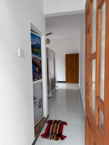 um corredor com uma porta e um tapete no chão em Gold Moon Guest House em Weligama mais 29 fotografias