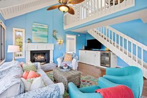 Una sala de estar con paredes azules y una escalera. en SL912: 912 Sealoft, en Seabrook Island