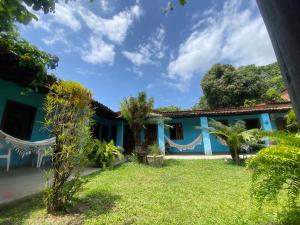 a house with a garden in front of it at Pousada do Caminho Trancoso in Porto Seguro
