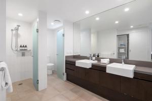un bagno con due lavandini e uno specchio di Lagoon Hideaway - Swim out Nook at Temple Resort a Craiglie Altre 20 foto