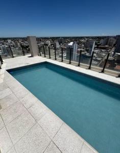a swimming pool on the roof of a building at Confort y Descanso en el Corazón de Río Cuarto in Río Cuarto