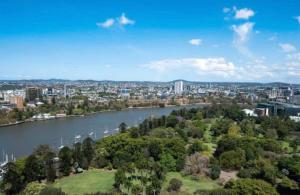 - une vue aérienne sur une rivière et une ville dans l'établissement L19 Spacious Apt, Wi-Fi, Parking by Stylish Stays, à Brisbane