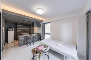 大阪Namba River Side Garden Hotel的带床的客厅和厨房