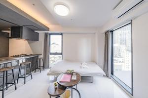 大阪Namba River Side Garden Hotel的带床和厨房的酒店房间