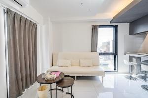 大阪Namba River Side Garden Hotel的带沙发和桌子的白色客厅