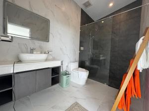 une salle de bain avec lavabo et douche dans l'établissement Brand new Luxury Pool Villa Seaview Rooftop, à Ban Saiyuan (1) 10 autres photos