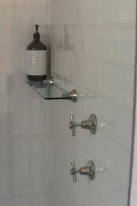 eine Dusche mit Glasregal im Bad in der Unterkunft Kooringa Cottage in Burra