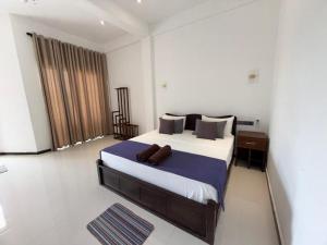 ein Schlafzimmer mit einem großen Bett in einem Zimmer in der Unterkunft Asai surf inn Arugambay in Arugam Bay + 18 Fotos