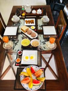 einem Holztisch mit Frühstückszutaten darauf in der Unterkunft Asai surf inn Arugambay in Arugam Bay