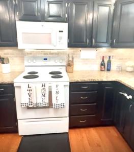 Η κουζίνα ή μικρή κουζίνα στο Cozy Family Room