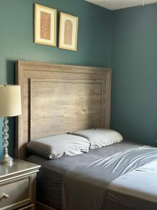 Ένα ή περισσότερα κρεβάτια σε δωμάτιο στο Cozy Family Room