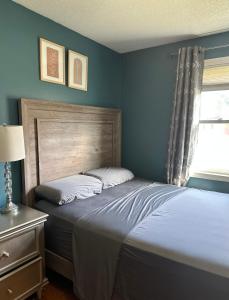 Ένα ή περισσότερα κρεβάτια σε δωμάτιο στο Cozy Family Room