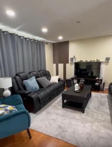 Χώρος καθιστικού στο Cozy Family Room