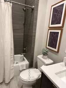 une salle de bain blanche avec toilettes et douche dans l'établissement Luxury Stays Club 301, Lovely 3br condo, New Deer Valley 1 min, Park City 10 min, à Cranmer 11 autres photos