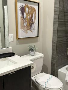 une salle de bain avec toilettes et un tableau au mur dans l'établissement Luxury Stays Club 301, Lovely 3br condo, New Deer Valley 1 min, Park City 10 min, à Cranmer