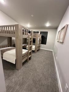 - une chambre avec 4 lits superposés dans une maison dans l'établissement Luxury Stays Club 301, Lovely 3br condo, New Deer Valley 1 min, Park City 10 min, à Cranmer