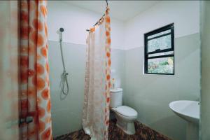 ein Badezimmer mit Toilette und Waschbecken in der Unterkunft Soul Shine Beach House Cozy Studio with Wi-Fi in Bacungan + 27 Fotos