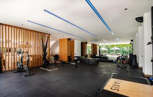 een sportschool met loopbanden en fitnessapparatuur in een kamer bij Villa Zeno Arete Pererenan 6 Bedroom , Ice Bath, Sauna and Gym in Tumbak Bayuh