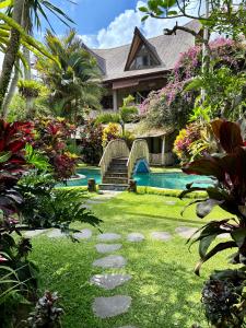 um jardim com piscina e uma casa em Bali Bohemia Huts em Ubud mais 75 fotografias