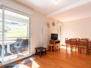 TV a/nebo společenská místnost v ubytování Appartement au pied des pistes pour 6 personnes - FR-1-695-90