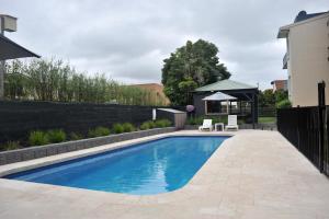 メリンブラにあるApollo Apartments Merimbulaの裏庭のスイミングプール