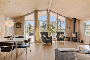 Khu vực ghế ngồi tại Holiday Home By Beach And Forest Near Hals