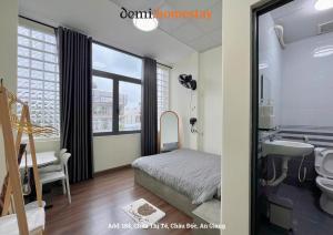 a hospital room with a bed and a sink at DeMi Homestay 2 - Châu Đốc in áº¤p VÄ©nh ÃÃ´ng