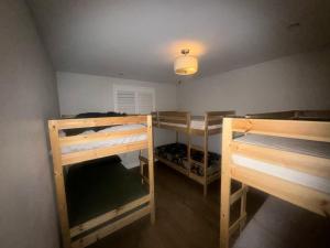 a room with two bunk beds and a lamp at Soulistic Vibes Normandie in Los Angeles