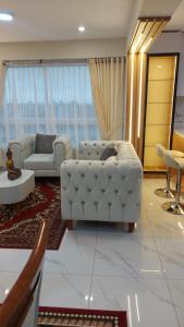 una sala de estar con un sofá y una mesa en Luxury apartment, en Trujillo